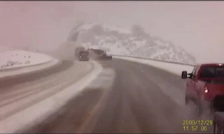 Xe dọn tuyết bay xuống vực, tài xế sống sót thần kỳ