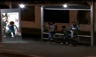 Hoảng hồn với “quỷ dữ ” nhảy xổ ra từ biển quảng cáo