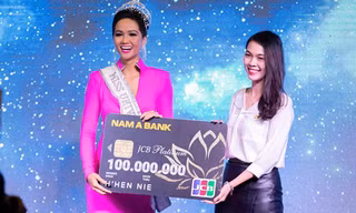 Đại diện Nam A Bank trao tặng cho Hoa hậu H’Hen Niê thẻ tín dụng Nam A Bank JCB Platinum tại họp báo công bố đại diện chính thức của Việt Nam tại cuộc thi Hoa hậu Hoàn vũ Thế giới - Miss Universe 2018.