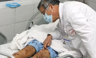  Bác sĩ thăm khám cho một bệnh nhân. 