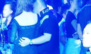 Nhiều cô gái lần đầu đi bar bị dân chơi bỏ thuốc mê vào ly nước cho uống. 