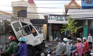 Chiếc xe bồn được kéo ra khỏi hai căn nhà. Ảnh: Quang Bình.