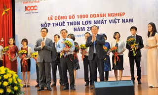 Đại diện MobiFone - Ông Nguyễn Đình Chiến, thành viên HĐTV - nhận kỷ niệm chương doanh nghiệp nộp thuế TNDN lớn nhất Việt Nam 2017