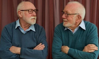 Neil Richardson (trái) và John Jemison cũng có kiểu ngồi giống nhau.