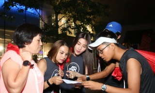 Diễm My hóa 'ông già Noel' tặng 700 suất quà cho người nghèo TPHCM