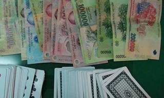 Nhóm cán bộ đánh bài ăn tiền tại trụ sở HĐND xã. Ảnh minh họa. 