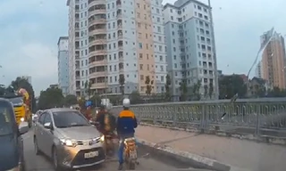 Ôtô bị ép lùi trối chết vì lấn làn ngược chiều 