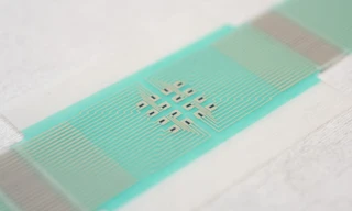 Các nhà nghiên cứu đã chế tạo ra miếng dán dính trên da có thể theo dõi đường huyết mà không cần chích máu.