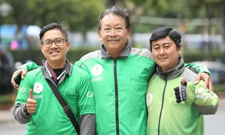 Anh Bình An (ngoài cùng bên trái) thường xuyên gặp gỡ nhiều bác tài có thâm niên để học hỏi thêm kinh nghiệm làm nghề 