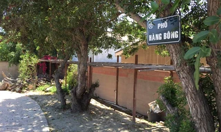 Bằng Kiều gắn biển phố Hà Nội trong khuôn viên nhà ở Mỹ 