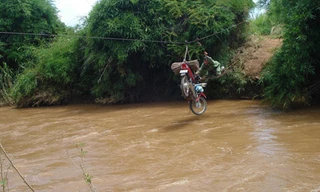 “Cứu hộ” xe máy suýt rơi xuống suối sâu - Ảnh: T.N.Q 