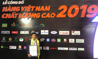 Đại diện công ty nhận giải tại lễ công bố trao danh hiệu Hàng việt nam chất lượng cao 2019