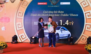 Đại diện đơn vị phân phối CenLand trao biểu trưng quà tặng xe ô tô Mercedes C200 cho khách hàng may mắn - anh Lê Vĩnh Hoàng
