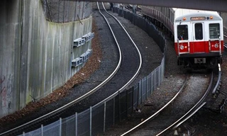 Người cha gọi cảnh sát cứu con gái khi đang trên tàu. Ảnh: Boston Globe