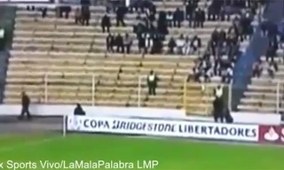 Rợn tóc gáy với 'bóng ma' chạy băng băng trên khán đài