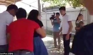 Cô dâu mặc áo đen đang bị lôi ra khỏi nhà