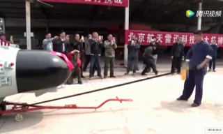 Cao thủ Thái Cực Quyền phá kỷ lục dùng hạ bộ kéo trực thăng 5 tấn