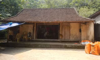 Ngôi nhà ngói và khoảng sân từng là nơi Công Phượng cùng anh trai đá bóng bằng những trái bòng hay giấy cuộn chặt. Ảnh: Nghệ Yên.