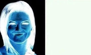 Nhìn vào chấm trắng trên mũi tấm hình trong 15 giây, rồi nhìn sang vùng trắng bên phải, sẽ xuất hiện một cô gái tóc nâu xinh đẹp. Ảnh: Telegraph