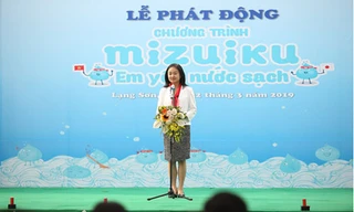 Bà Tomomi Fukumoto, Giám đốc điều hành, Bộ phận Phát triển Bền vững, Tập đoàn Suntory (Nhật Bản) phát biểu tại Lễ khởi động chương trình “Mizuiku – Em yêu nước sạch” năm 2019
