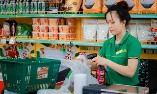 Tuổi tác hay giới tính không phải là rào cản đối với nhân viên Bách hóa Xanh. (Ảnh: Công Minh)