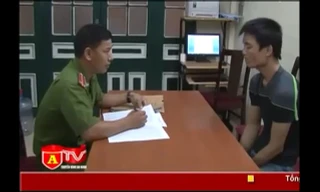 Chở bạn gái bị công an bắt, thanh niên rút súng hăm dọa