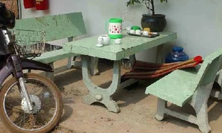 Chiếc xe Dream của các hung thủ bỏ lại và hiện trường vương máu nạn nhân. Ảnh: Chế Bắc.