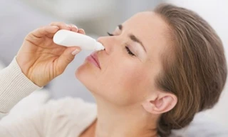 Rủa mũi bằng nước muối loãng là phương án chống nghẹt mũi đơn giản nhất
