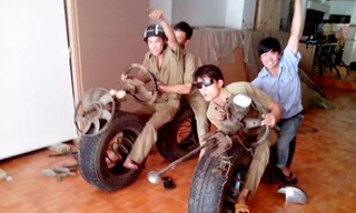 Từ khi còn nhỏ, anh Tuấn (người lái chiếc "mô tô tự chế" bên trái) và nhóm bạn cùng quê rất thích những đồ chơi tự chế như thế này. Ảnh: Kenny Nguyễn