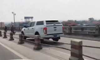 Yêu cầu làm rõ xe biển xanh đi sai làn trên cầu Thanh Trì