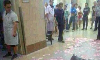 Nam thanh niên ném cả bọc tiền vào mặt bạn gái cũ