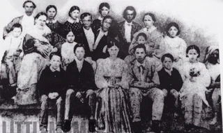 Đại gia đình nhà Chang - Eng. Ảnh: L.M.