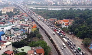 Vụ tai nạn khiến đường Vành đai 3 trên cao ùn tắc vài km. Ảnh: Phương Sơn