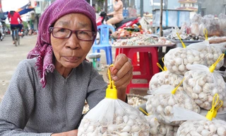 Tỏi cô đơn được bày bán ở gần khu vực cảng Lý Sơn. Ảnh:Trí Tín.