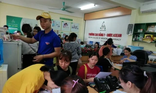 Thí sinh chen chân đến nộp hồ sơ xét tuyển học bổng tại trường