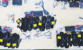 Những thiết bị phá sóng máy bắn tốc độ của CSGT bị hải quan thu giữ vào giữa tháng 7.2014 - Ảnh: Đình Sơn 