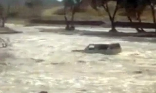 Tài xế kinh nghiệm đưa ô tô thoát lũ ngoạn mục