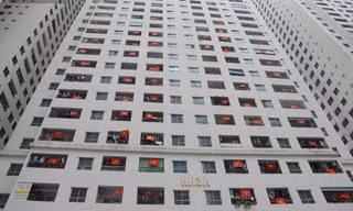 Chung cư Linh Đàm rợp bóng cờ hoa cổ vũ đội tuyển Việt Nam giành chiến thắng.