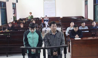 Hai bị cáo Phan Thành Hưng và Từ Công Thọ trước vành móng ngựa. 