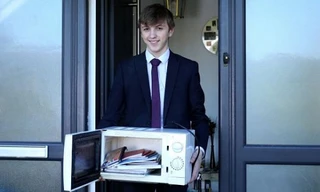 Jacob mang lò vi sóng đến lớp để đựng sách vở. Ảnh: Triangle News