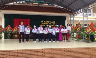 Nhà sách Tiền Phong Hải Phòng tặng quà học sinh nghèo vượt khó