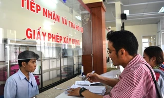 Người dân thực hiện thủ tục cấp giấy chứng nhận vệ sinh an toàn thực phẩm qua mạng, tại UBND quận 1. Ảnh: Tuyết Nguyễn.