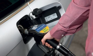 Bạn nên mua xăng theo dung tích, ví dụ: 1 lít, 2 lít…