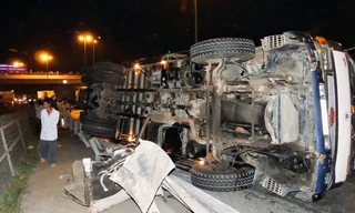 Xe tải tuột dốc, 4 người thương vong