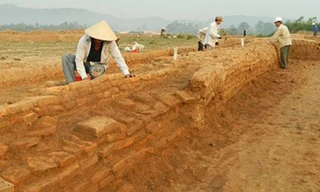 Khu vực hiện trường đang khai quật phát hiện khu nền tháp Chăm “bí ẩn”. (Ảnh: Viện khảo cổ)