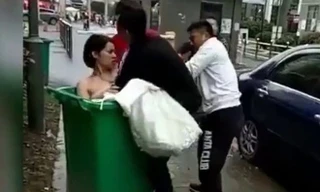 Dân mạng bức xúc: Mặc váy cưới hở ngực, cô dâu bị chú rể đấm luôn tại studio