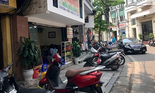 Phố Mã Mây cảnh buôn bán đã khác trước, các cửa hàng ăn uống đã thu dọn vào bên trong