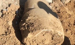 Đơn vị thi công phát hiện nhiều phiến đá cổ trên công trình đường Lê Hữu Trác, TP Quảng Ngãi. Ảnh: Minh Hoàng.