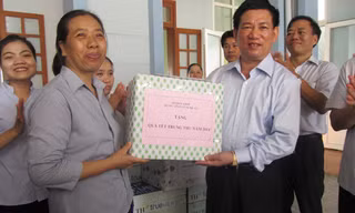 Ông Hồ Đức Phớc, Bí thư Tỉnh ủy Nghệ An tặng quà Trung tâm nuôi dưỡng trẻ khuyết tật 19/3.