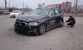 Đầu xe vênh, móp. Kính chắn gió nứt. Trục sau có lẽ đã gãy sau tai nạn.